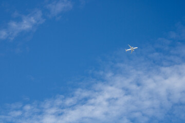 Fototapeta na wymiar 青空と飛行機と白い雲