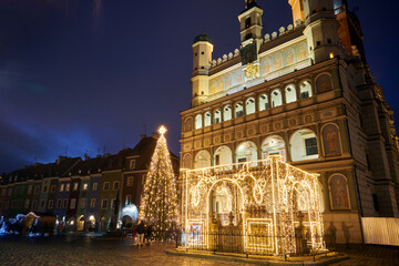 Fototapeta na wymiar the facade of Renaissance town hall and christmas decorations