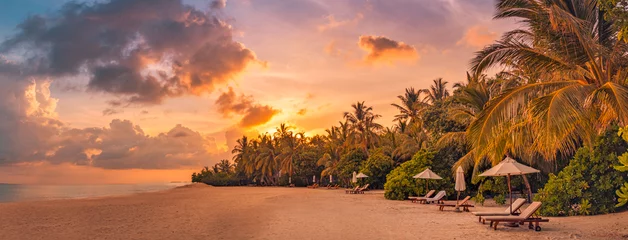 Tuinposter Fantastisch panoramisch uitzicht. Zandige kust met oranje zonsopgang zonsondergang zonlicht over stoelen palmbomen. Tropisch eiland strandlandschap, exotische kust. Zomervakantie, vakantie geweldige natuur. Ontspan panorama © icemanphotos