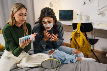 Two college friends try face masks