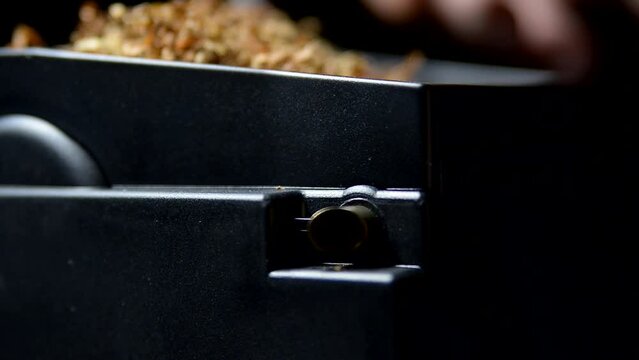 The process of putting tobacco into cigarette cases with a semi-automatic machine