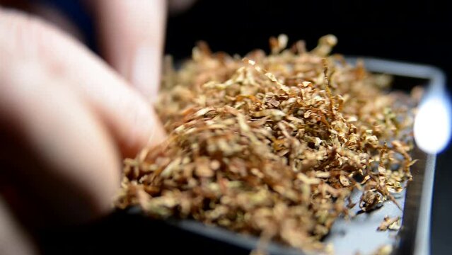 The process of putting tobacco into cigarette cases with a semi-automatic machine