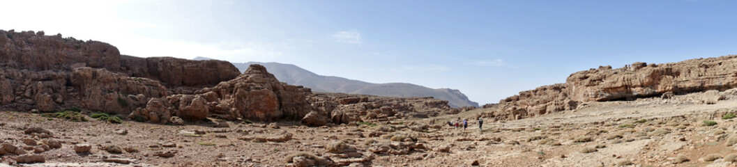 La grande traversée de l’Atlas au Maroc, 18 jours de marche. Chemin des transhumances, découvertes des gouffres, Tizi N'Asdrem, vallée de la Tessaout, village de Tasgaiwalt.