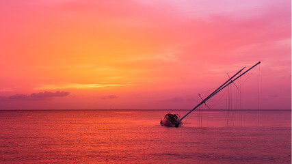 Velero encallado enfrente de la costa en un espectacular atardecer en Cozumel 