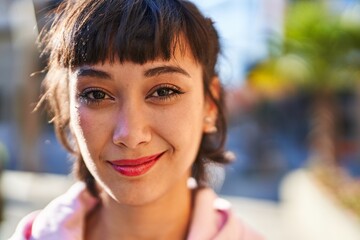 Obraz premium Young woman smiling confident standing at street