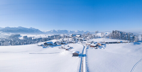 Winterliche Impressionen aus dem bayerischen Alpenvorland - frischer Pulverschnee im Ostallgäu