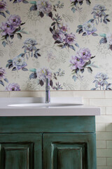 Papel de flores en la pared del baño .