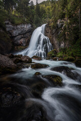 Fototapeta premium Wasserfall mit Bachlauf im Sommer.
