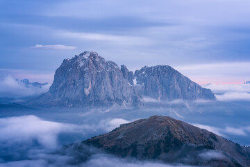 Fototapeta na wymiar Dolomiten Massiv über den Wolken.