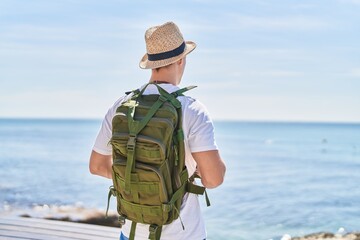 Naklejka premium Young caucasian man tourist standing on back view at street