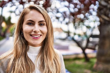 Obraz premium Young blonde woman smiling confident at park