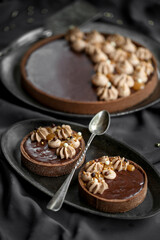 tarte au chocolat et caramel sur une nappe noire