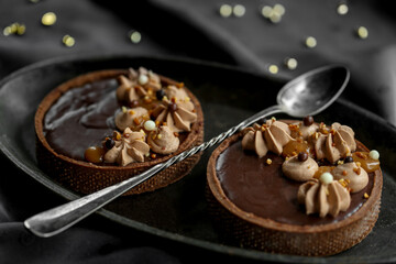 tarte au chocolat et caramel sur une nappe noire - dessert de fête