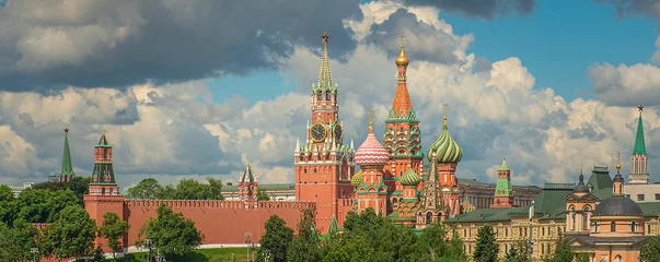 Schilderijen op glas St. Basil& 39 s Cathedral en Kremlin Muren en Toren op het Rode Plein. © tbralnina