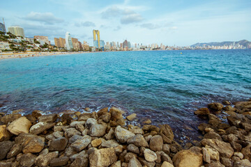 Preciosas vistas de la ciudad de Benidorm con un fabuloso día de playa y un sol radiante