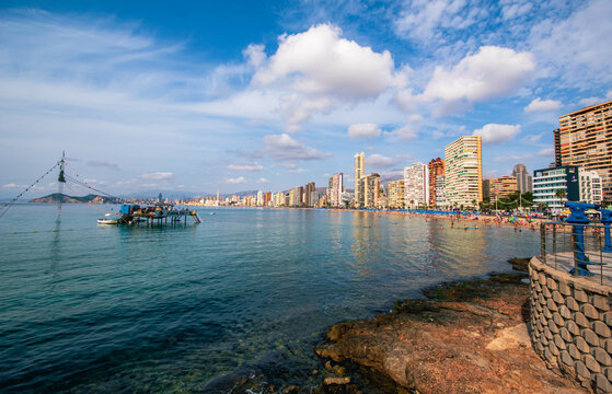 Preciosas vistas de la ciudad de Benidorm con un fabuloso d&iacute;a de playa y un sol radiante