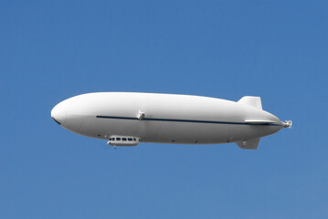 Fototapeta na wymiar Zeppelin am Himmel