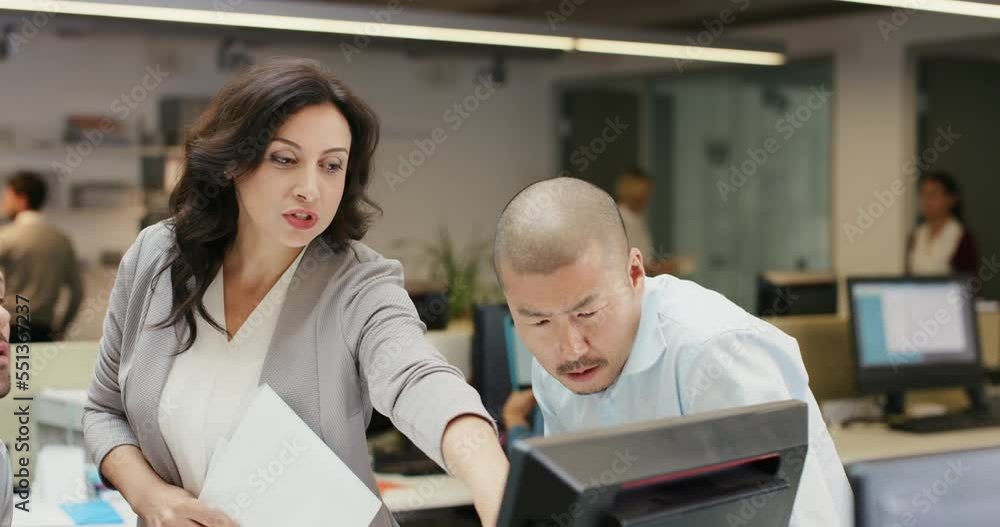 Aufkleber computer, manager and business people in office talking of website sales, online proposal review and