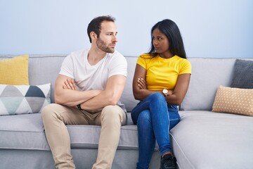 Obraz premium Man and woman interracial couple arguing at home
