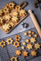 Pl&auml;tzchen backen zur Weihnachtszeit, B&auml;ckerei, Kekse mit Pistazien
