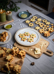 Plätzchen backen zur Weihnachtszeit, Bäckerei, Kekse mit Pistazien
