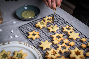 Plätzchen für Weihnachten backen, Kekse zubereiten, Weihnachtsbäckerei, Backen im Advent