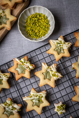 Geschenke zu Weihnachten aus der Küche, Plätzchen backen, Kekse mit Pistazien und weißer...