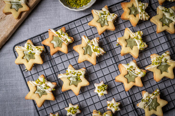 Geschenke zu Weihnachten aus der Küche, Plätzchen backen, Kekse mit Pistazien und weißer...