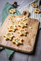 Geschenke zu Weihnachten aus der Küche, Plätzchen backen, Kekse mit Pistazien und weißer...