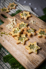 Geschenke zu Weihnachten aus der Küche, Plätzchen backen, Kekse mit Pistazien und weißer...