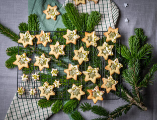 Geschenke zu Weihnachten aus der Küche, Plätzchen backen, Kekse mit Pistazien und weißer...