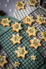 Geschenke zu Weihnachten aus der Küche, Plätzchen backen, Kekse mit Pistazien und weißer...