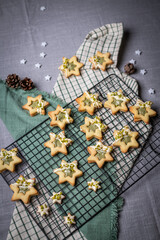 Geschenke zu Weihnachten aus der Küche, Plätzchen backen, Kekse mit Pistazien und weißer...