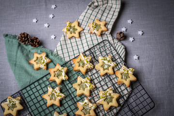 Geschenke zu Weihnachten aus der Küche, Plätzchen backen, Kekse mit Pistazien und weißer...
