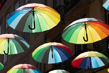 Bunte Regenschirme in der Rua Cor de Rosa in Lissabon