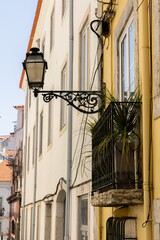 Gasse in der Altstadt von Lissabon