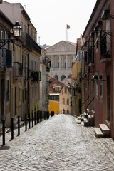 Fototapeta na wymiar Enge Gasse in Lissabon mit Blick auf den Palácio de São Bento