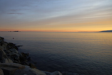 Coucher de soleil sur la mer Méditerranée, ville de Saint-Raphaël, département du Var, France