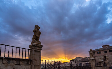 Fototapeta premium Lion on the Rear of the Segovia Cathedral With Sunset in the Background