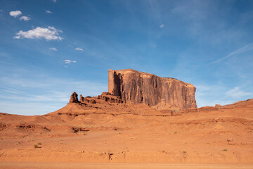 Fototapeta premium scenic view to the butte in monument valley, USA