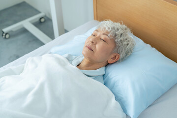 ベッドで眠る高齢者　入院患者　寝たきり老人