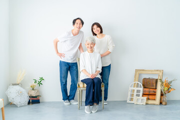 シニア女性と家族の記念写真　フォトスタジオ　写真館