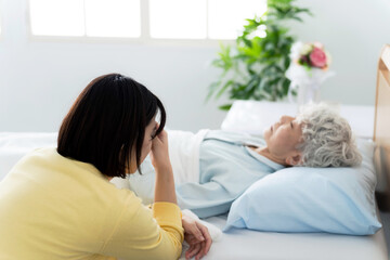 高齢者を看病する女性　介護疲れ