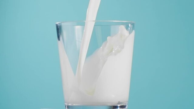 コップに注がれる牛乳　健康イメージ