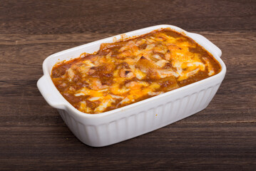 白い深皿に入ったミートソースのラザーニャ