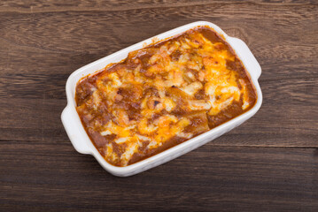 白い深皿に入ったミートソースのラザーニャ