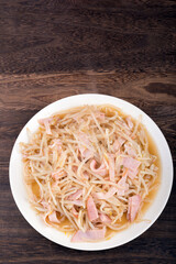 皿の上のもやしとハムの炒め物