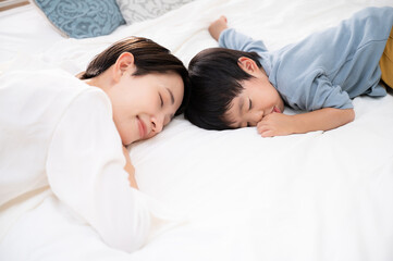 Obraz na płótnie Canvas お昼寝や気持ちい睡眠のイメージ　ママと赤ちゃん