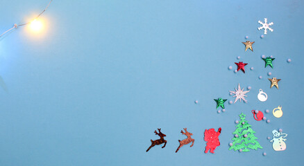 Composición navideña con pequeñas figuras de papel metalico. 