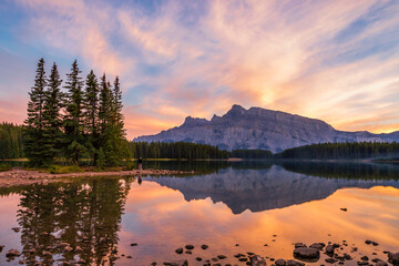 Fototapeta na wymiar Mount Rundle and Two Jack Lake at Canada's Banff National Park